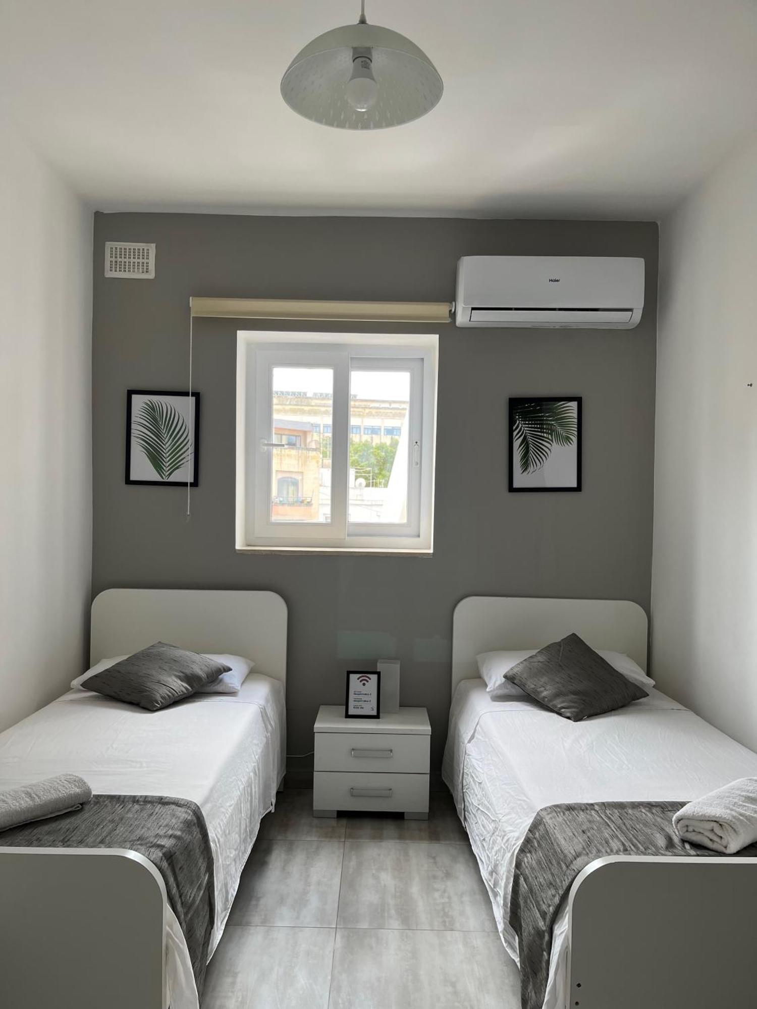 F3 Room 3, Private Room Two Single Beds Shared Bathroom Msida Exteriér fotografie
